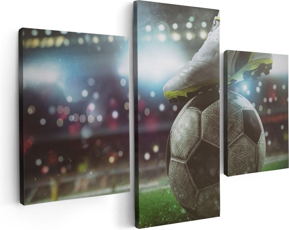 Artaza Canvas Schilderij Drieluik Voetbal Aftrap Met De Bal In Het Stadion - 90x60 - Foto Op Canvas - Canvas Print