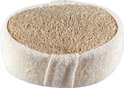 Ovale douche spons met een zichtbaar natuurlijke loofah textuur aan de bovenkant en witte badstof aan de zijkanten.
