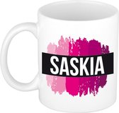 Saskia  naam cadeau mok / beker met roze verfstrepen - Cadeau collega/ moederdag/ verjaardag of als persoonlijke mok werknemers