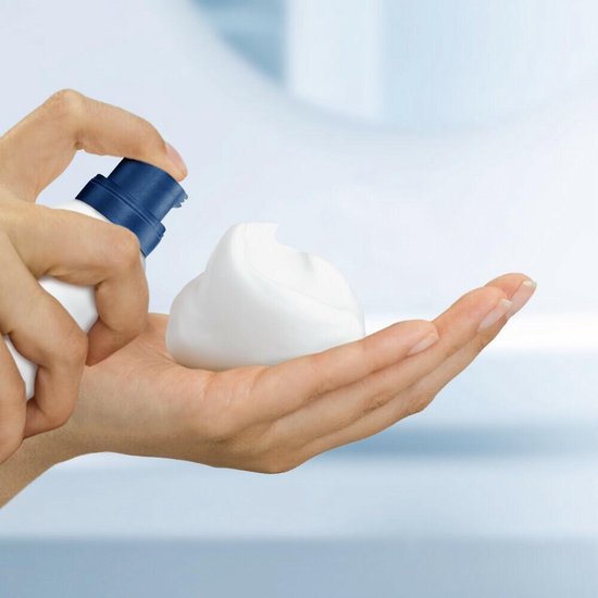 Dove Shower Foam Deeply Nourishing Cotton Oil 200 ml bol