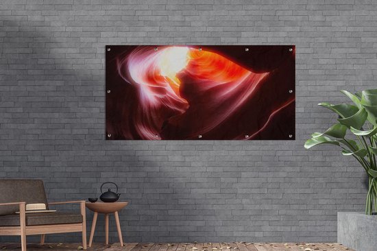 Affiche de clôture Image d'une grotte en forme avec une lueur rouge - 200x100 cm - Toile de jardin
