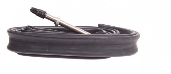 Een opgerolde zwarte fietsband met een zilverkleurig Presta ventiel en zwarte dop.