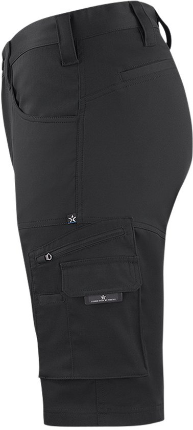 Zwarte cargo shorts met rits- en klepzakken, gesp en verstevigde naden.