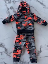 Jogging set baby jongens "legerprint oranje" Verkrijgbaar in de maten 68 t/m 104