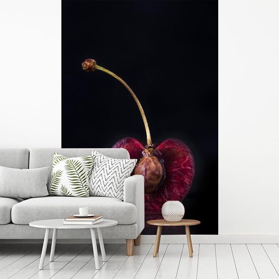Papier peint photo en vinyle - Coupe transversale d'une cerise avec la pierre sur fond noir largeur 175 cm x hauteur 260 cm - Tirage photo sur papier peint (disponible en 7 tailles)