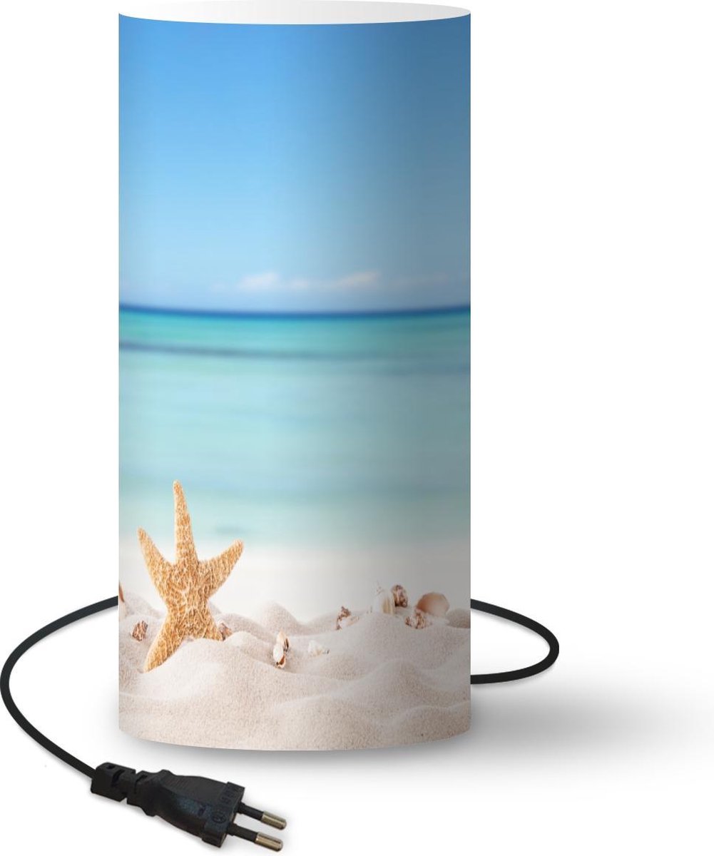Lamp - Nachtlampje - Tafellamp slaapkamer - Strand - Zee - Schelpen - Zeester - 33 cm hoog - Ø15.9 cm - Inclusief LED lamp