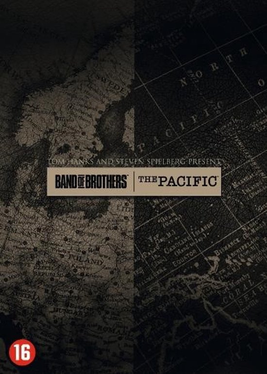 DVD-hoes van Band of Brothers/The Pacific met kaarten van Europa en de Stille Oceaan.