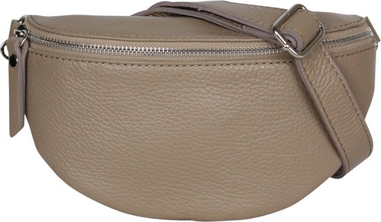 Sac banane beige clair en cuir avec fermeture éclair et sangle réglable.
