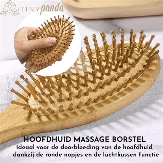 Gedetailleerde foto van een bamboe haarborstel met houten pinnen en ronde dopjes.