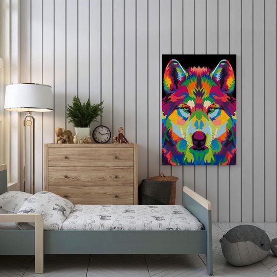 Abstracte wolvenkop in veelkleurige geometrische stijl, hangend aan een gestreepte muur boven een kinderkamerbed.