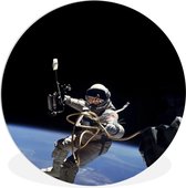 WallCircle - Wandcirkel ⌀ 60 - Ruimte - Astronaut - Aarde - Ronde schilderijen woonkamer - Wandbord rond - Muurdecoratie cirkel - Kamer decoratie binnen - Wanddecoratie muurcirkel - Woonaccessoires