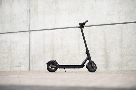 IZINQ PRO250  - Elektrische step -  8.5" (lucht)banden - 2 jaar garantie op lithium 7.8Ah 36V accu - Zwart/Oranje - 25km/u  (tot max 31 km/u in te stellen via de iOS/Android app) - Electric scooter - Volwassenen en kinderen