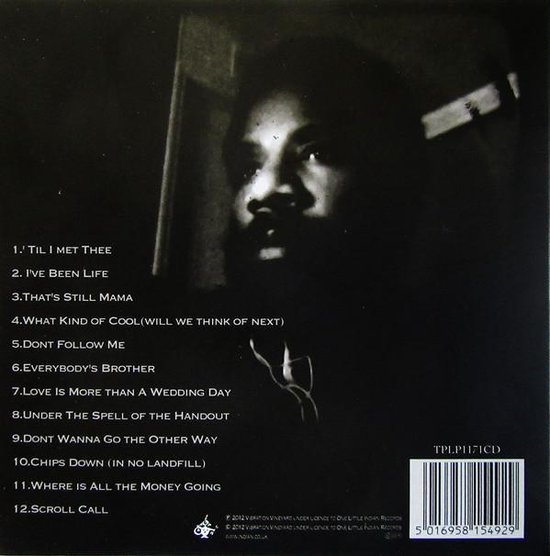 Achterkant CD-hoes met tracklist en schaduwrijk portret van Cody Chesnutt. Zwart-wit.