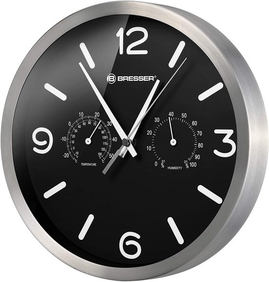 Zwarte wandklok met aluminium rand, witte cijfers, wijzers en thermometer/hygrometer.