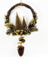 Rotan kerstkrans - Gold berry | ø 57 cm | Decoratieve kerstkrans gemaakt uit rotan en dennenappels met kerstboom | Goud