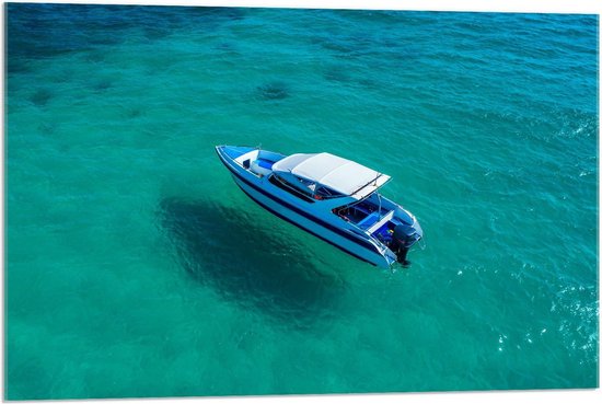 Acrylglas - Witte Speedboot op Helderblauwe Oceaan - 90x60cm Foto op Acrylglas (Met Ophangsysteem)