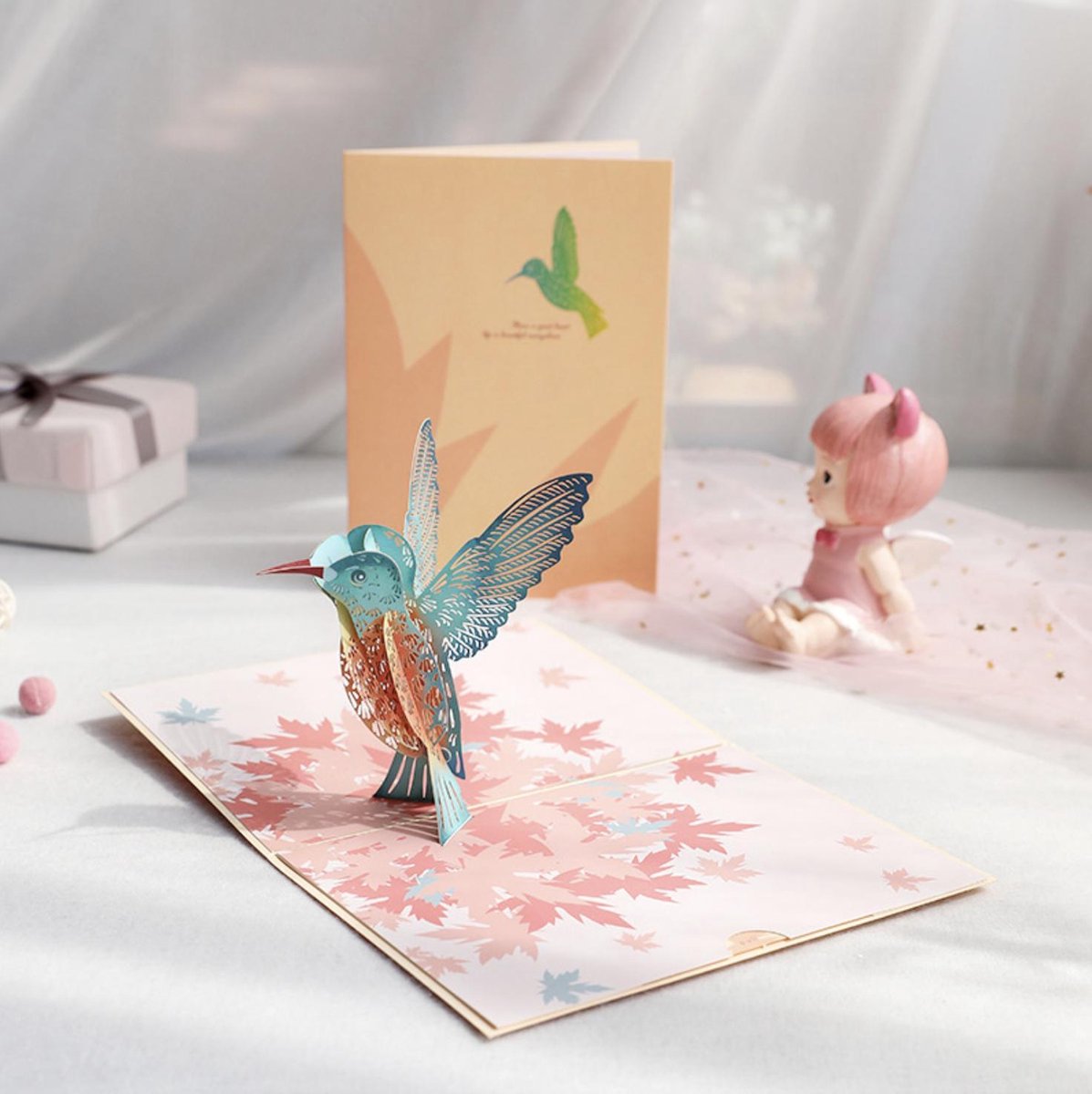 Pop-up wenskaart vogel Kolibrie met rode esdoorn blad Felicitatie Uitnodiging Herfstkaart