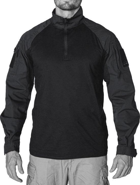 Zwart tactisch combat shirt met lange mouwen, zwarte kraag met halve rits en klittenband op de mouwen, gedragen door een man.