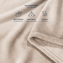 Beige fleece deken, voorbeelden van gebruik: picknick, kamperen, thuis. Licht en zacht.