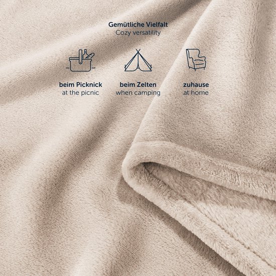Beige fleece deken, voorbeelden van gebruik: picknick, kamperen, thuis. Licht en zacht.