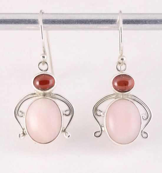 Fijne bewerkte zilveren oorbellen met roze opaal en granaat