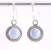 Fijne bewerkte ronde zilveren oorbellen met blauwe opaal