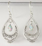 Opengewerkte zilveren oorbellen met welo opaal