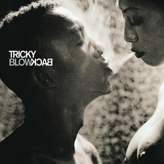Close-up van een man en vrouw die roken, met de tekst TRICKY BLOWBACK.