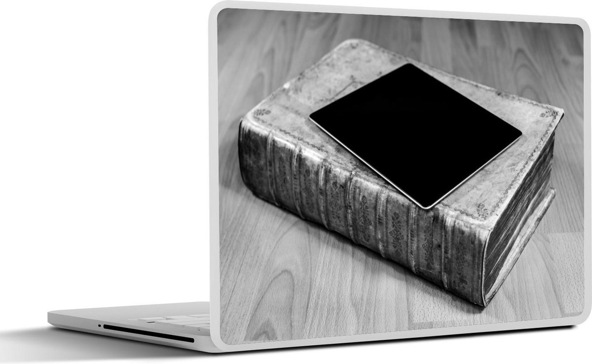 Laptop sticker 15.6 inch Een tablet ligt op een dik boek