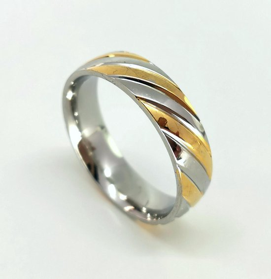 - RVS - ring maat 21 -in kleur goud/zilver schuin streep. Prachtig ring voor dame en heer.