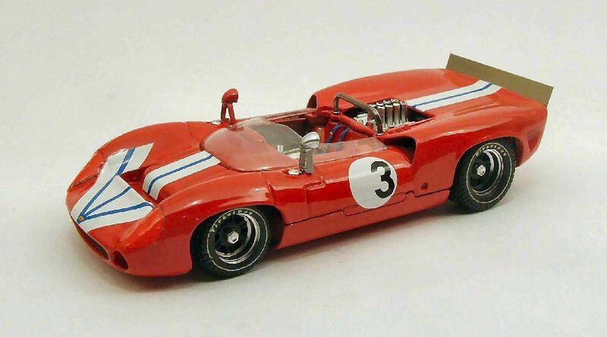 De 1:43 Diecast Modelcar van de Lola T70 Coupe #3 van Bridgehampton van 1968. De bestuurder was G. Ralph. De fabrikant van het schaalmodel is Best Models. Dit model is alleen online verkrijgbaar