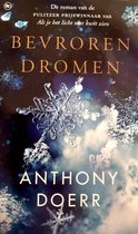 Een boek met de titel 'Bevroren dromen' van Anthony Doerr, met sneeuwvlokken op een donkere achtergrond.