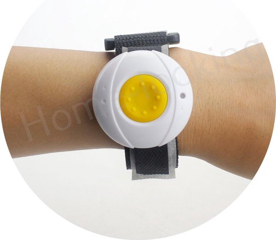 Witte SOS-knop met gele paniekknop om een arm gedragen.