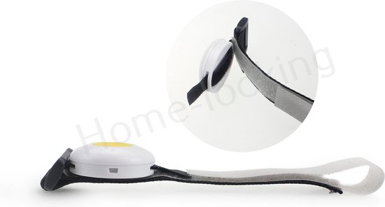 Witte SOS-knop met gele paniekknop op een uitgestrekte band, met detailopname.