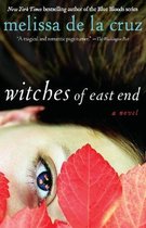 Boekomslag van "Witches of East End" van Melissa de la Cruz. Close-up van een oog en rode bladeren.
