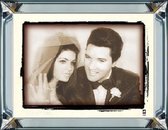 80 x 60 cm - Spiegellijst met prent - Elvis Presley en Priscilla Beaulieu - Trouwfoto - prent achter glas