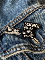 2-PACK Science Pins- Broche - Brooche - E=MC2 - SCIENCE IS MAGIC - WETENSCHAP - Atom - Atoom - Nerd - Energy - Milk - Coffee - Einstein - Melk - Koffie - Energie