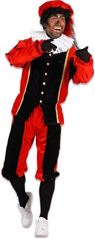 Man in rood en zwart pietenpak met gouden bies, witte kraag en rode baret met veer.