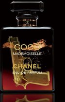 Glasschilderij - Parfumflesje van Chanel, met pistool - schilderij fotokunst - foto print op glas - 80 x 120 cm