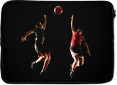 Laptophoes 14 inch - Twee basketbalspelers die naar de bal springen - Laptop sleeve - Binnenmaat 34x23,5 cm - Zwarte achterkant