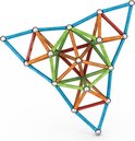 Een driehoekige Geomag constructie met gekleurde staven in blauw, groen en oranje.