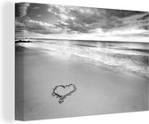 Canvas Schilderij Hart op het strand in Nederland - zwart wit - 30x20 cm - Wanddecoratie