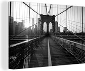 Canvas Schilderij Brooklyn Bridge in New York tijdens zonsondergang - zwart wit - 90x60 cm - Wanddecoratie