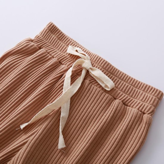 Bruine geribbelde broek met trekkoord in de tailleband.