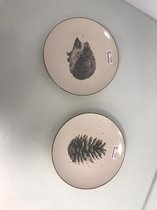 2 zandkleurige borden met versiersel