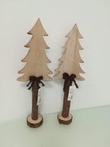 2 kerstbomen van hout op een houten tak - houtskleur