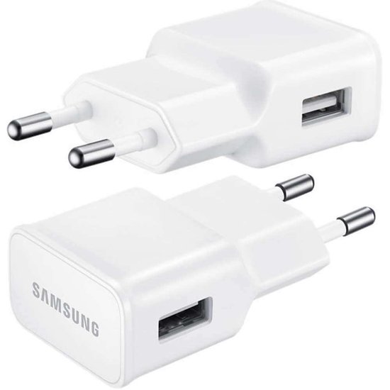 Twee witte Samsung thuisladers met USB-poorten en metalen pinnetjes.