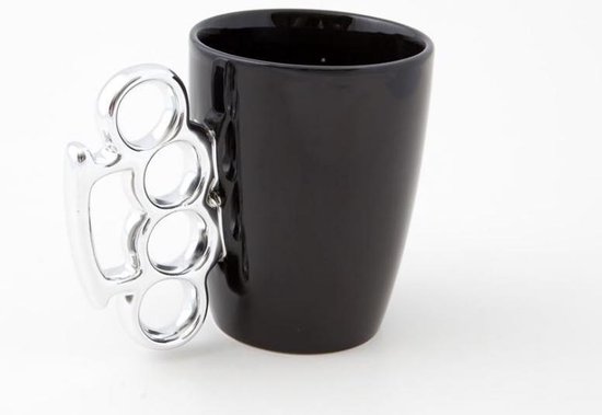 Tasse noire avec une poignée chromée en forme de poing américain.