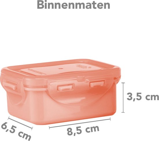 Une petite boîte de conservation en plastique orange avec couvercle, mesurant 8,5 cm x 6,5 cm x 3,5 cm.