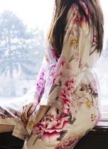 Uniek cadeau vrouw, Kimono dames badjas satijn, wit met pioenrozen design, one size, lang model dames nachtmode kimono